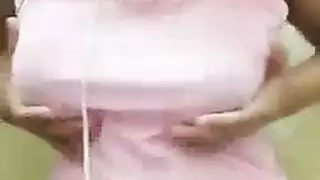 إباحية فتيش: رجل آسيوي يتبول على وجه الدمية