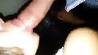 فتاة إسبانية ساخنة تمص القضيب حتى يصبح نابضًا وجاهزًا