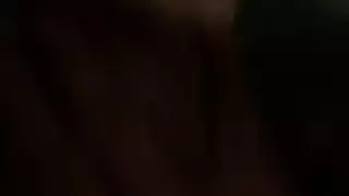 إصبع وتغطية كاملة بالسائل المنوي بينما الزوج يراقب