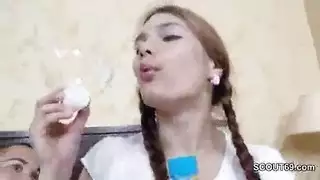 يعلمها كيف تتناك لأول مرة