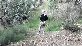 امرأة تركية محتشمة تواجه انتصابًا ضخمًا في العلن