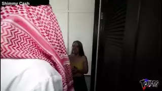 قضيب الرجل العربي العملاق يمدد حلق الفتاة الشقراء