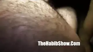 نجمة إباحية ذات مؤخرة ضخمة تُمسّد بواسطة فحل عربي