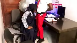 معلمة اللغة العربية ترتدي الحجاب تستمتع بممارسة الجنس مع الطلاب مثل العبيد في مكتبها كن عضوًا باللون الأحمر اليوم