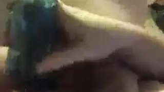 مراهقة ذات شعر وردي مدمنة على أفلام إباحية سوداء كبيرة وصريحة