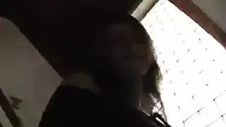 منظور الغريب يضرب عاهرة رائعة بوضعية الكلب على الأرض