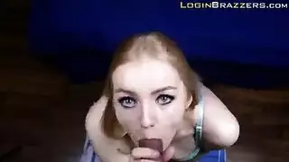 الفتاة الصغيرة آبي بول تدلّك بظرها في أماكن مختلفة