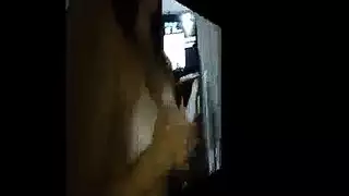 خيال الجنس الجماعي يحولها إلى فوضى من الأنين