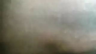 بنت تنام مدام امها