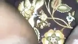 زوجة تتفاجأ بصديق يستمني وتمتص قضيبه لجنس ثلاثي