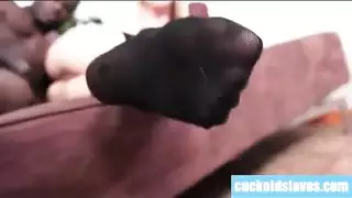 الفتاة الناضجة تأخذ عضواً ذكرياً صناعياً بحجم حصان بعمق