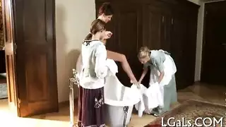 ثلاثي مطبخي جامح: إيلاج مزدوج بالألعاب الجنسية