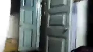 مراهقة تأخذ قضيبين من رجال أكبر في جنس عنيف