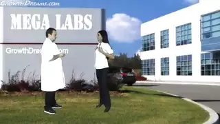 نائب الرئيس يركع لقضيبي في غرفة العلاج هذه في فيلم بورنو