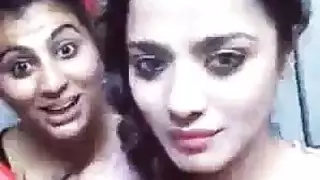راعية البقر الشقراء المثيرة في فيلم بورنو صريح وهي ترتدي ملابس داخلية