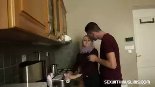 محجبة تمص الزب على المنضدة قبل أن تُضرب بقوة