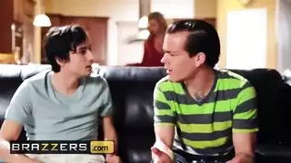 حركة مثيرة لامرأة ناضجة: الصديق ينيك الأم على الطاولة