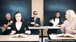 نشاط في آخر الفصل: نيك خشن على المكتب مع مدرسة مثيرة