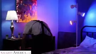 هالوين إكس إكس إكس: عاهرات ناضجات في جنس جماعي جامح