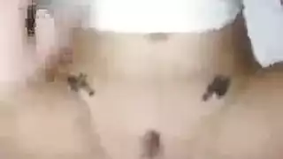 مراهقة رفيعة تظهر مهبلها الأملس الحليق