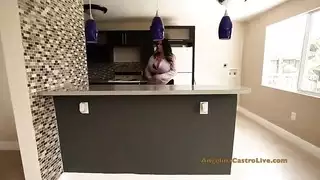 ينكح اثداءها الكبيرة و زبه يحك بحرارة حتى يقذف