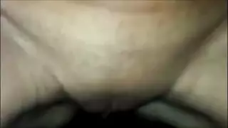 موظفة متجر السيارات تُمارس معها الجنس الجماعي وتُصور في مشهد xxx خام