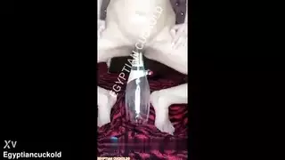 إعلان فيلم إباحي: شاهد سارة تمدد فرجها بزجاجة كاملة