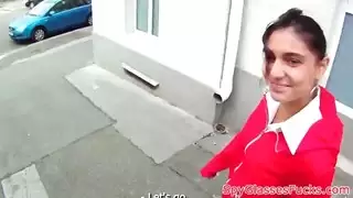 جميلة شرق أوسطية تقدم مشهدًا إباحيًا صريحًا على الشاشة