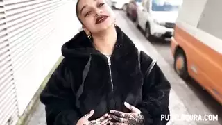 أم تنام مع ابنها على السري