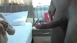 عضو ضخم يحرث فرجًا ضيقًا في جلسة إباحية جامحة