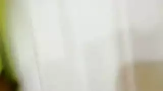 بيت دعارة مصري: عميل يختار أشد العاهرة إثارة لجنس خشن وإباحي