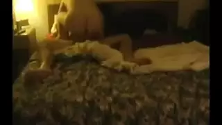 فتاة خبيرة تأخذ قضيباً صلباً بعمق في مهبلها الجشع