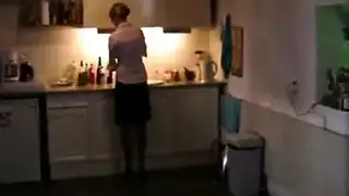 مراهقة بقصة شعر بوب تمص بقوة وتحصل على مكافأتها