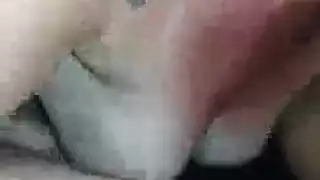 مجموعة رجال يمصون القضيب في حفلة تدليك جنسية جامحة