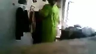 بنت جبت صدقته منشان اخوه ينيك