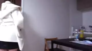 سكرانة ونشوة: ممثلة مؤخرتها كبيرة تأخذه في حلقها