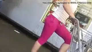 شاهدها تأخذ ضربًا شرجيًا قاسيًا أثناء التأرجح بشدة