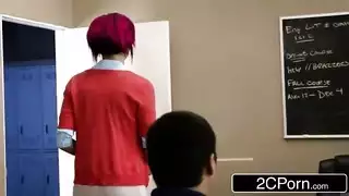 معلمه تغري الطلاب في الفصل