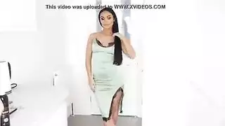 عاهرة ممشوقة بالشمس تحصل على إيلاج مزدوج من أجل لقطة القذف