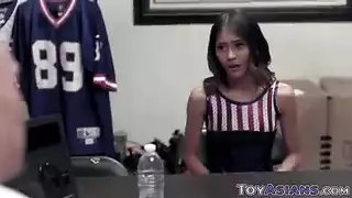 يعلم المعلم الآسيوي طلابها غريب العديد من الدروس المهمة، مع جعل الحب معه