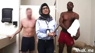 مايا خليفة بالحجاب: سر الخادمة هو حلق مليء بالسائل المنوي وفرج مُجْعَل