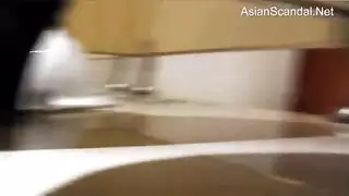 متلصص يتجسس على جلسة نيك ساخنة في الحمام