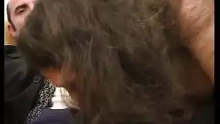 عاهرة عربية تُضرب بقوة على أثاث الصالون