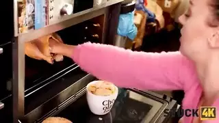 فشل في الطهي يؤدي إلى مضاجعة قوية على المنضدة