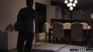 كاميرا خفية: أنجيلا وايت تستمني لمشاهدة زوجين يمارسان الجنس قبل الانضمام إلى فيلمهم الإباحي