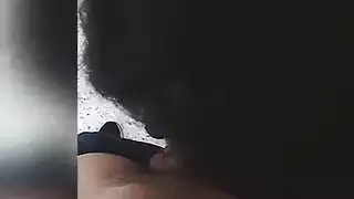 نجمة بورنو لاتينية تمص قضيب الصراف الكبير خلف المنضدة