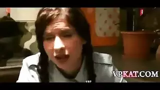 تدلك بظرها المنتفخ بينما تمارس الجنس الشرجي في المنزل