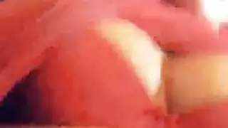 فتاة ساخنة تتأقلم مع قضيب ضخم وتبلغ الذروة بقوة خلال الجنس