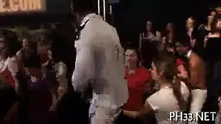 ولد يختصب امه وهيه تبكي