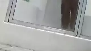 ثقوب الكلبة الضيقة تتعرض للتحطيم